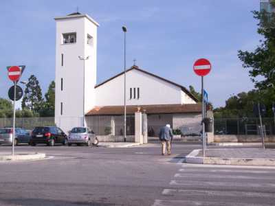 Ritornando in superficie proseguiamo il nostro percorso e scopriamo che al termine del quadrilatero con le basse palazzine popolari, piazza Giuseppe Alberto Pugliese sfocia nella moderna costruzione della chiesa di San Ciro e animata dallo stravagante parroco 70enne Felice Verni autore di goliardiche cerimonie